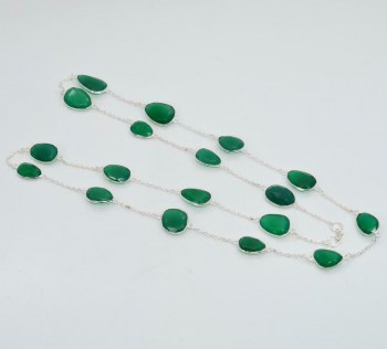 Zilveren ketting gezet met facet geslepen groene Onyx